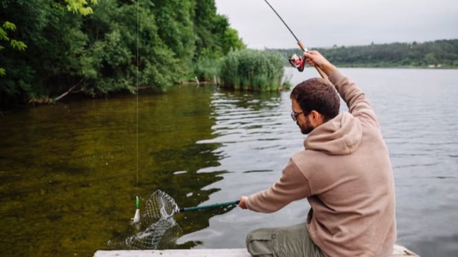 Seseorang yang sedang memancing dan menangkap banyak ikan
