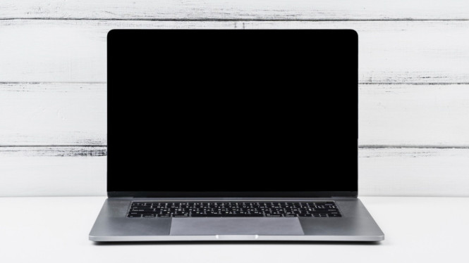 Ilustrasi laptop blank hitam yang perlu diservis