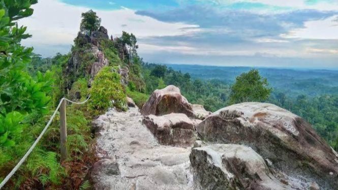 Pemandangan indah dari Bukit Batu Dinding