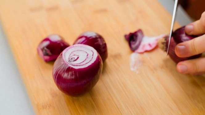 Bawang merah yang dikupas dengan sangat baik