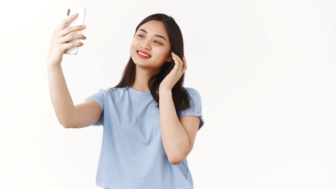 Ilustrasi wanita mengambil selfie untuk mengecek personal color
