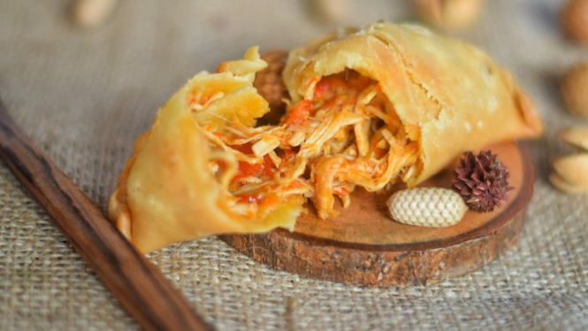 Pastel renyah isi ayam kentang
