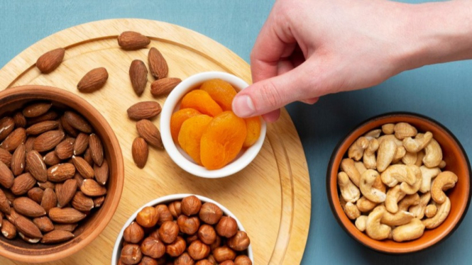 Kacang dan buah kering sebagai camilan tanpa gula.