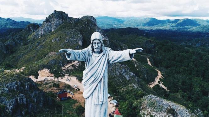 Patung Tuhan Yesus memberkati