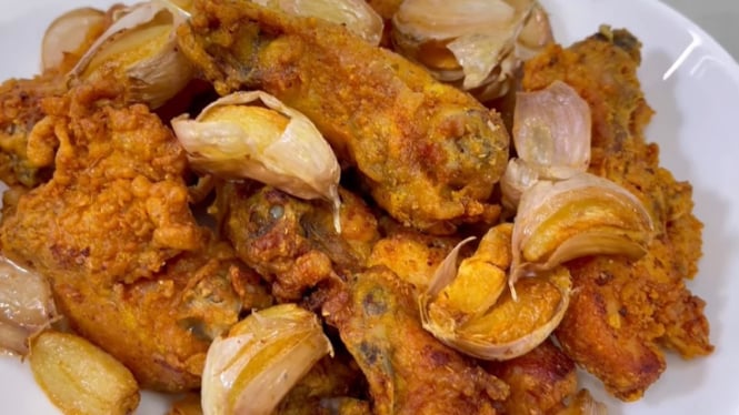 Ayam goreng renyag dengan rasa bawang putih di tiap gigitan.