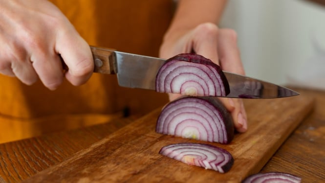 Memotong bawang dapat membuat mata pedih