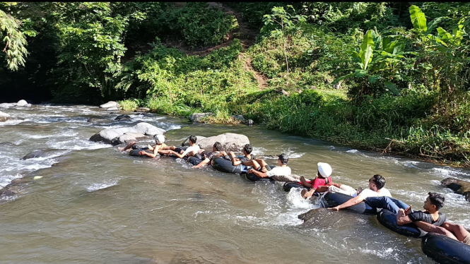 Keseruan wisata river tubing di Desa Aik Berik.