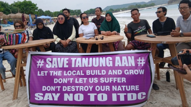 Para pengusaha di pantai Tanjung Aan saat menolak