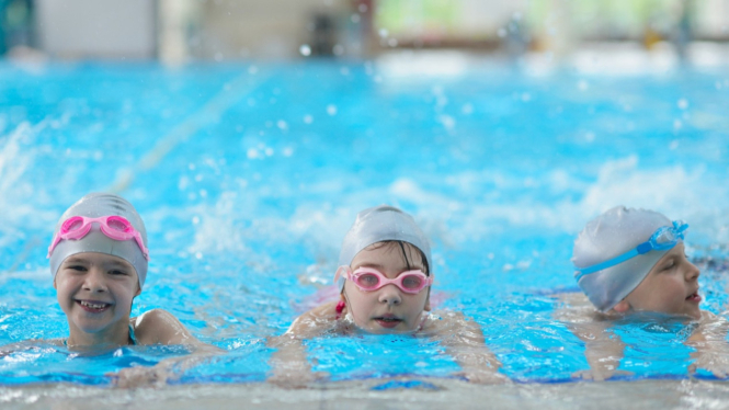 anak-anak yang sedang belajar berenang