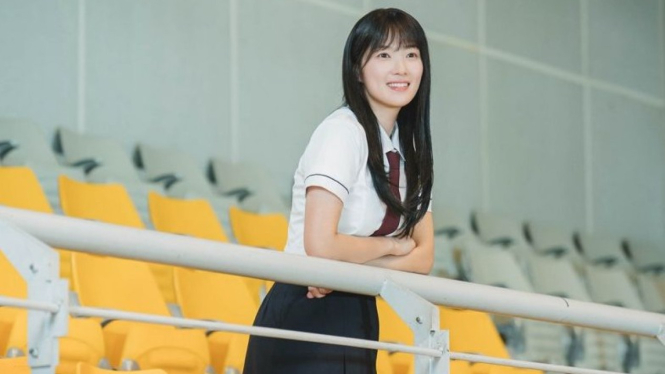 Kim Hye Yoon bermain peran sebagai siswa sekolah menengah