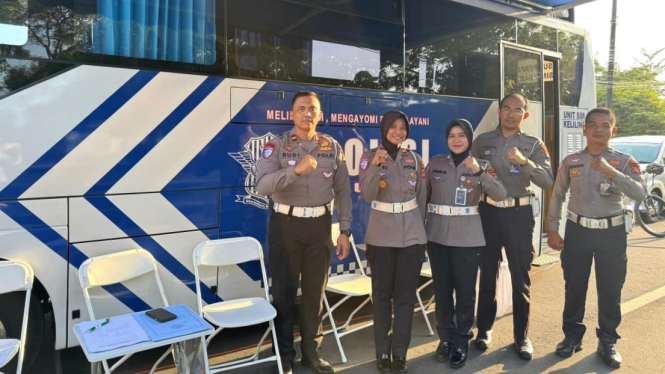 Suasana antusias warga saat mengurus perpanjangan SIM