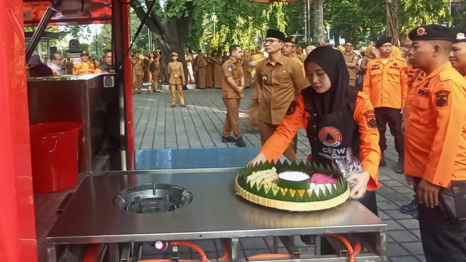 Walikota Mataram Terima Bantuan Mobil Dapur Umum dari BNPB