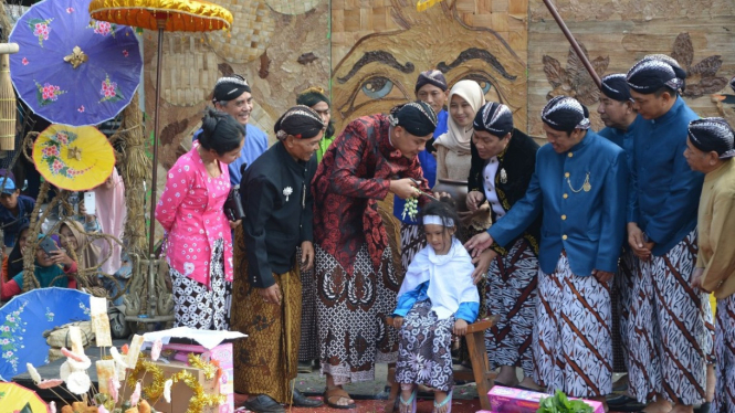Prosesi Ruwatan Gimbal di Kompleks Candi Arjuna