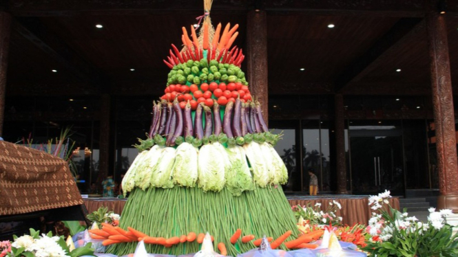 Aneka Sayur dan Buah di Kirab Gunungan Malam Satu Suro