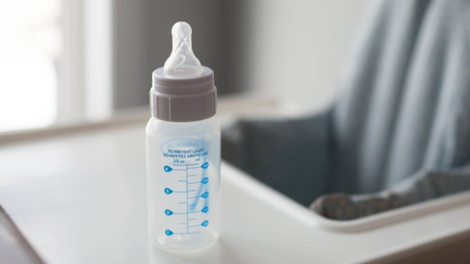 Ilustrasi mencuci botol susu bayi