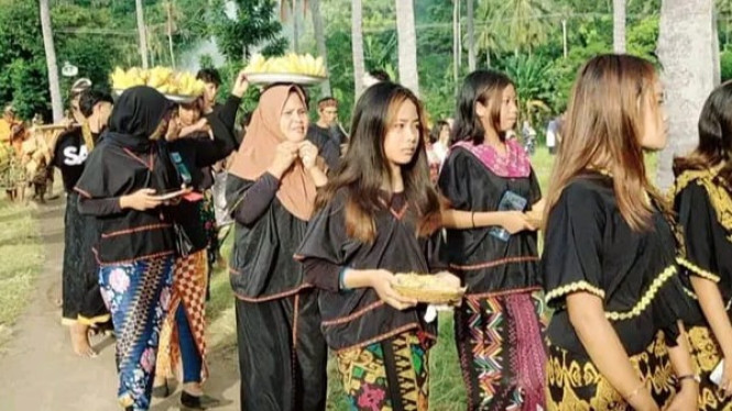 Warga Dusun Mangsit kenakan pakaian adat Sasak