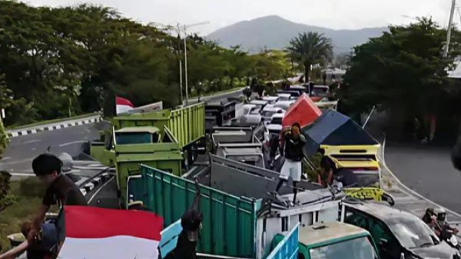Truk padati Bundaran Gerung, Lobar, tolak aturan ODOL