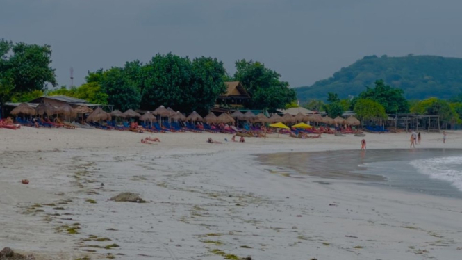 Pantai Tanjung Aan di desa Kuta, Pujut, Lombok Tengah