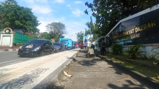 Ratusan Truk Blokade Jalan di Depan Kantor DPRD NTB