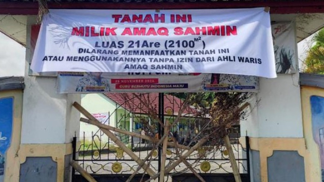 Gerbang SDN 1 Pengenjek yang disegel warga