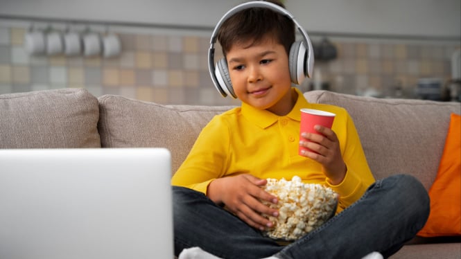 Ilustrasi belajar bahasa asing sambil nonton