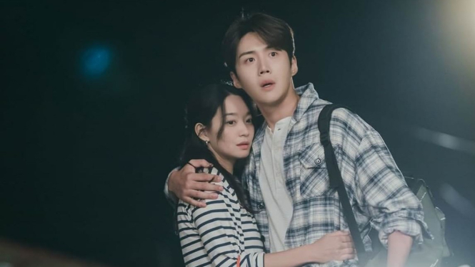Cuplikan Drama Korea Hometown Cha-Cha-Cha (2021)