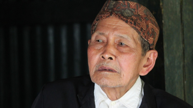 Pria memakai Blangkon Jawa