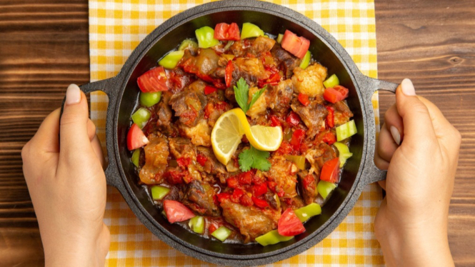 One pot meals dengan sayuran dan daging dalam satu panci