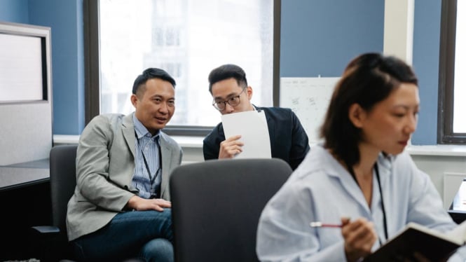 Terkenal biang gosip bikin kamu tidak diihargai di kantor