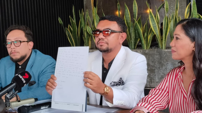 Tim kuasa hukum korban penembakan tunjukkan surat