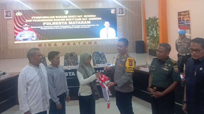 Kapolresta Mataram Serahkan Barang Bukti Kepada Pemilik