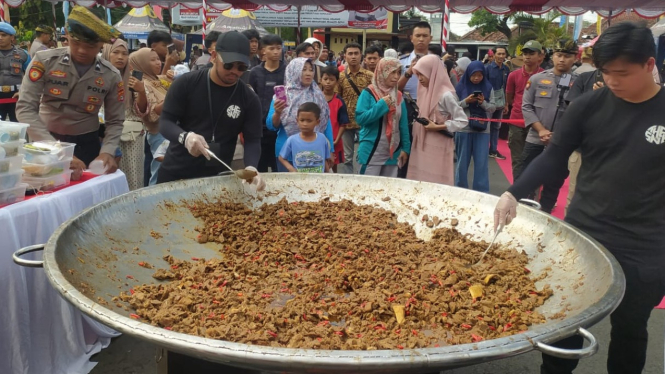 Masak besar bersama Bobon Santoso di Polres Lombok Tengah