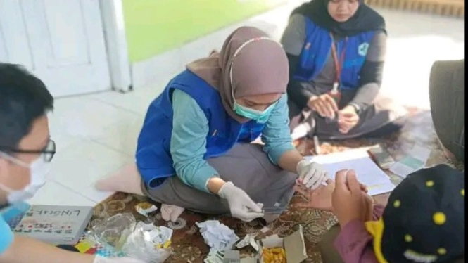Petugas ambil sampel darah warga di Desa Penimbung