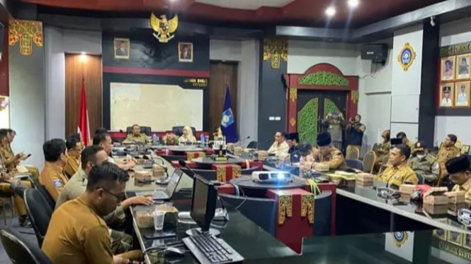 Bupati Lombok Barat pimpin rapat koordinasi penertiban cafe