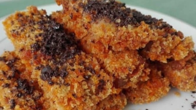 Pisang nuget dengan toping cokelat.