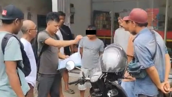Petugas Satresnarkoba Polres Lombok Barat saat mengamankan