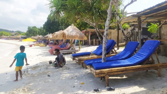 Deretan warung di pantai Tanjung Aan