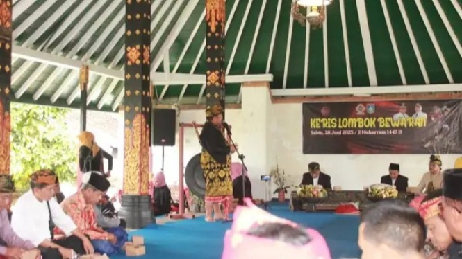 Warga dan budayawan Sasak ikuti rangkaian adat