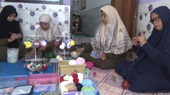 Ibu Rumah Tangga di Jember Sukses Bisnis Rajutan Amigurumi
