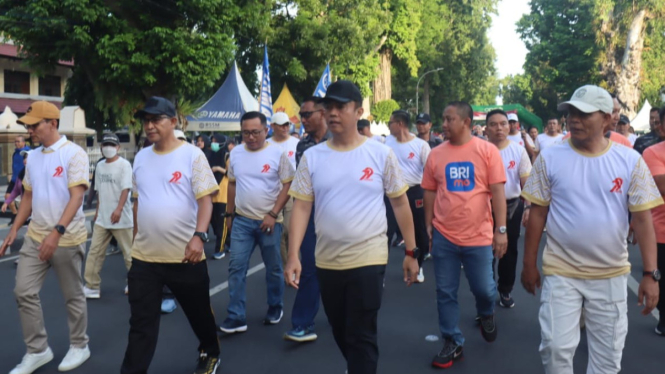Kapolda NTB Bersama Masyarakat Jalan Sehat