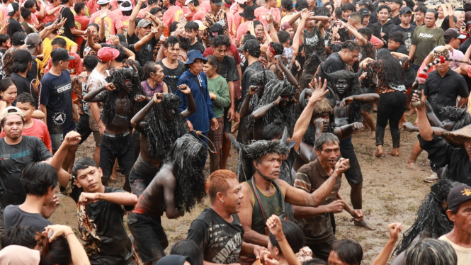 Ribuan Orang Ramaikan Ritual Adat Keboan Aliyan Banyuwangi
