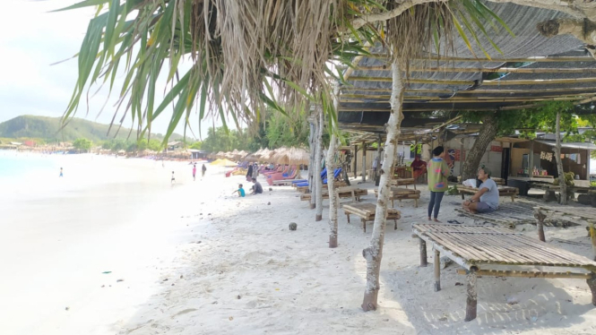 Warung pedagang di pantai Tanjung Aan