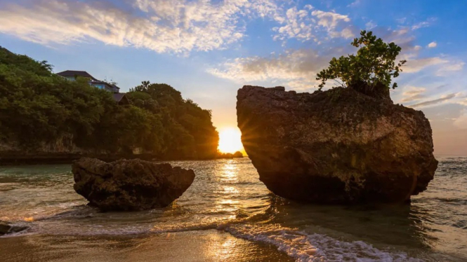 Keindahan Alam di Pantai Padang Padang