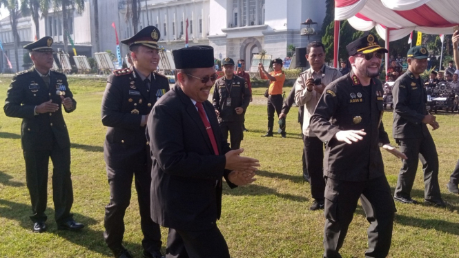 Bupati Lombok Barat dan Kapolres menarikan tarian tradisional