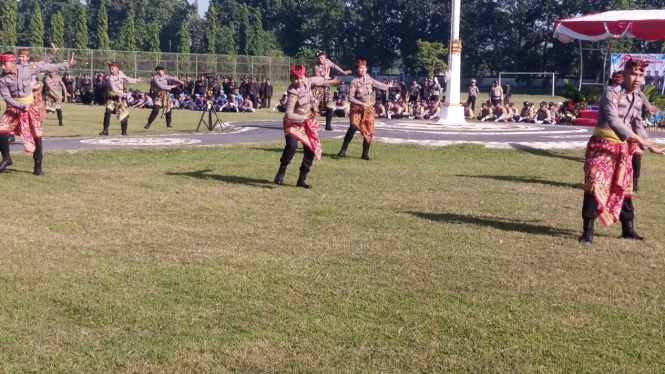 Tarian tradisional Inaq Tegangang Amaq Teganang