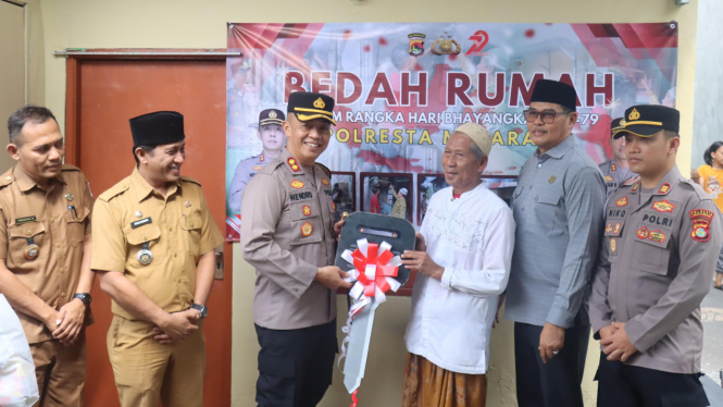 Kapolresta Mataram Serahkan Kunci Bantuan Rehab Rumah