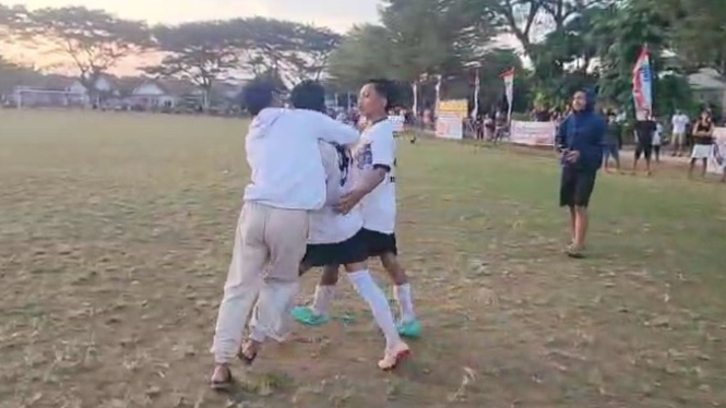 Pemain sepak bola ditenangkan kerabatnya
