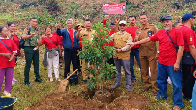 Kadis DLHK Provinsi Bali I Made Rentin bersama masyarakat