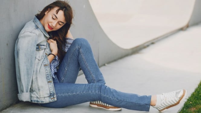Straight jeans kembali dengan gaya yang modern.