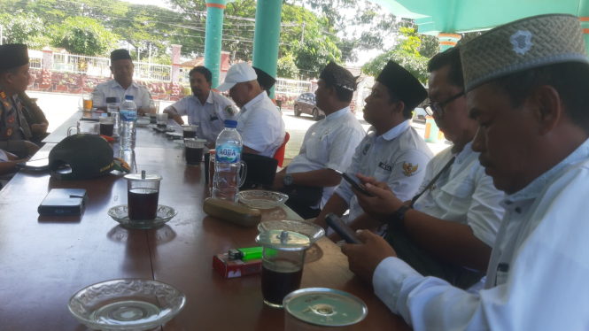 Kades Sidowangi, Muansin (kanan songkok hitam)